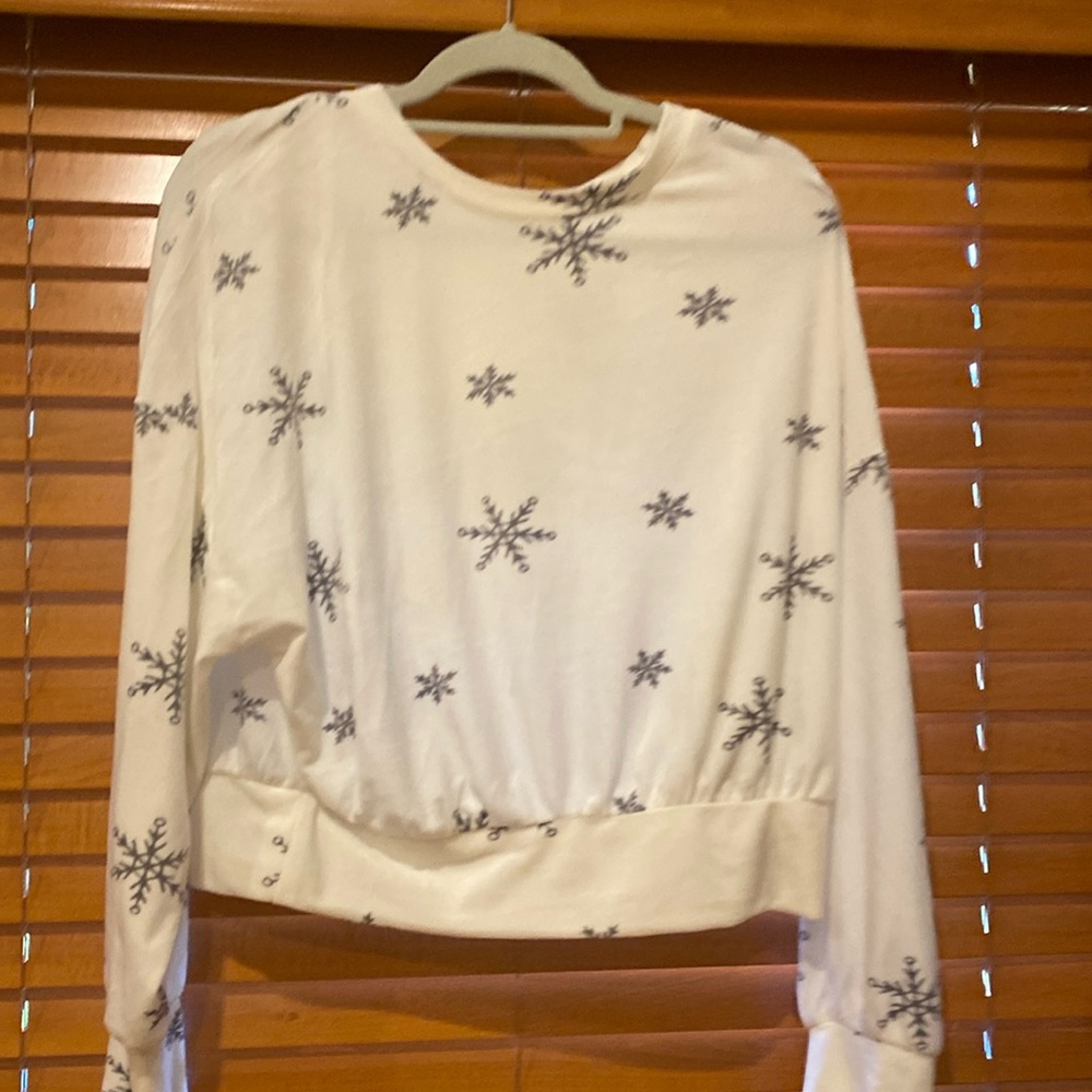 Soft snowy “Cozie” top, perfect for those snowy days! Size Lg (a1)